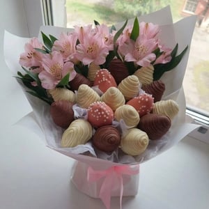 Букет из клубники и альстромерий