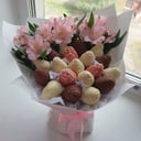 Букет из клубники и альстромерий