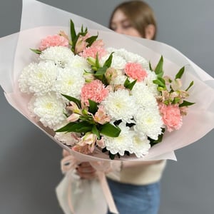 Объемный букет из гвоздик и хризантем