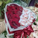 Коробка с цветами «Композиция с розами и рафаэлло»