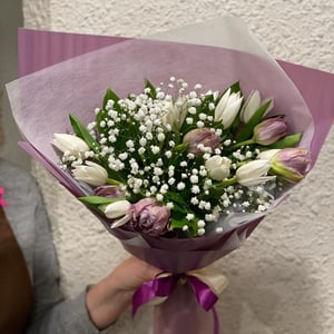 Букет «Весенняя капель» из тюльпанов и гипсофил