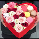 Подарочный набор «Сердце с макаронс и цветами» из роз и эустом