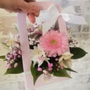 Композиция «Сумочка малышка» из хризантем и альстромерий