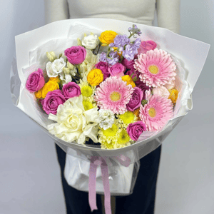 Букет «Нежный вальс» из роз и эустом