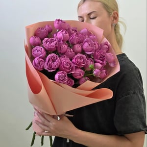 Букет из кустовых пионовидных роз