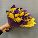 Букет из тюльпанов ирисов и мимозы