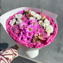 Букет с розами и хризантемой