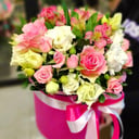 Композиция в шляпной коробке фуксия из роз и альстромерий