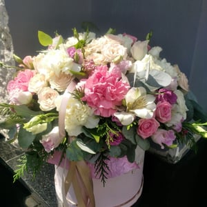 Композиция «Любимой» из роз и эустом