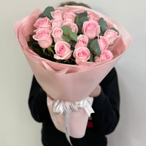 Букет из 15 роз в оформлении