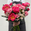 Букет с коралловыми пионами из альстромерий и гвоздик