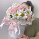 Шляпная коробка с цветами «Коробка с цветами 01» из хризантем