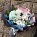 Букет из гортензий и хризантем