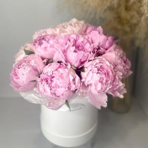 Розовые пионы в шляпной коробке