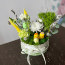 Коробка с цветами «Пасхальная композиция» из хризантем и гвоздик