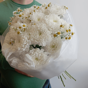 Букет из хризантем и ромашек