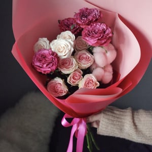 Букет «Кустовые розы и хлопок»