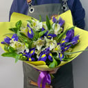 Букет «Цветущий луг» из ирисов и альстромерий