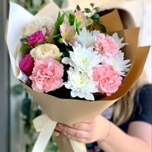 Нежный букет цветов из гвоздик и роз