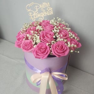 Шляпная коробка с цветами «Небесное притяжение» из роз и гипсофил