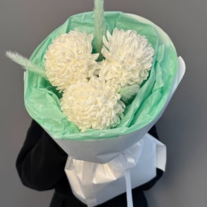 Букет из белых хризантем