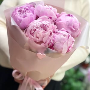 Букет с розовыми пионами