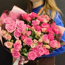 Яркий монобукет из кустовых роз