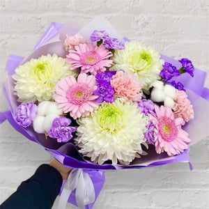 Нежный сборный букет из гвоздик и гербер