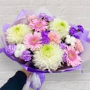 Нежный сборный букет из гвоздик и гербер