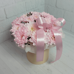 Шляпная коробка с цветами «Розовое облако» из хризантем