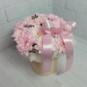 Шляпная коробка с цветами «Розовое облако» из хризантем