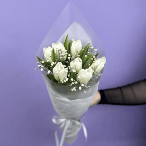 Букет белых тюльпанов и гипсофилы