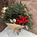 Букет с нобилисом,хлопком и илексом из гвоздик