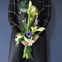 Букет «Покорение» из ирисов и лилий