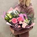 Летний букет из свежих цветов из хризантем и альстромерий