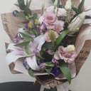 Букет дня из эустом и альстромерий