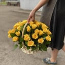 Яркая корзина из роз