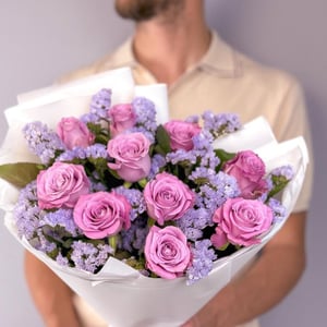 Нежный букет из сиреневых роз и статицы