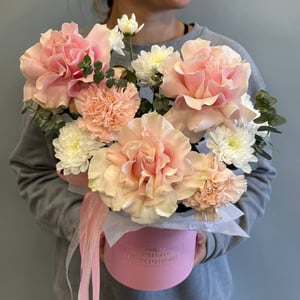 Шляпная коробка с цветами «Розы с хризантемой в коробке»