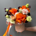 Шляпная коробка с цветами «Букет Оранжевый привет» из гвоздик и эустом