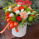 Шляпная коробка с цветами «Оранж» из роз и эустом