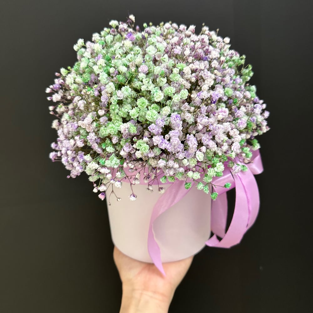 Шляпная коробка с цветами «Яркие искры» из гипсофил