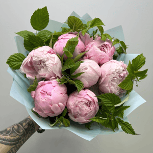 Букет «Ароматные пионы Сара 7 шт с малиной»