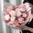 Нежный розовый букет из хризантем