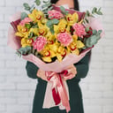 Букет «Яркий» из орхидей и гвоздик