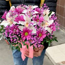 Шляпная коробка с цветами «Яркое чудо» из орхидей и хризантем