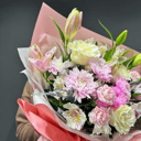 Букет из лилий, кустовой хризантемы и ро из роз и альстромерий