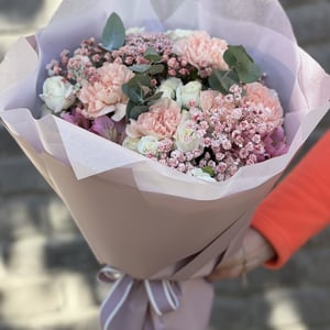 Пудровый букет из гвоздик и роз