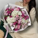 Авторский букет с гортензиями из гвоздик и роз