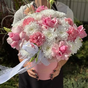 Шляпная коробка с цветами «Сборная коробка в нежных оттенках» из роз и хризантем